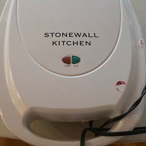 🍩 Stonewall Kitchen Mini Donut Maker – Excellent Condition